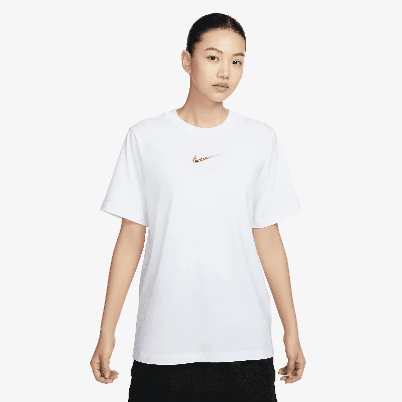  Women's Elegant OutfitNIKE | WMN'S LOOSE SHORT-SLEEVE GRAPHIC T-SHIRT { WHITE