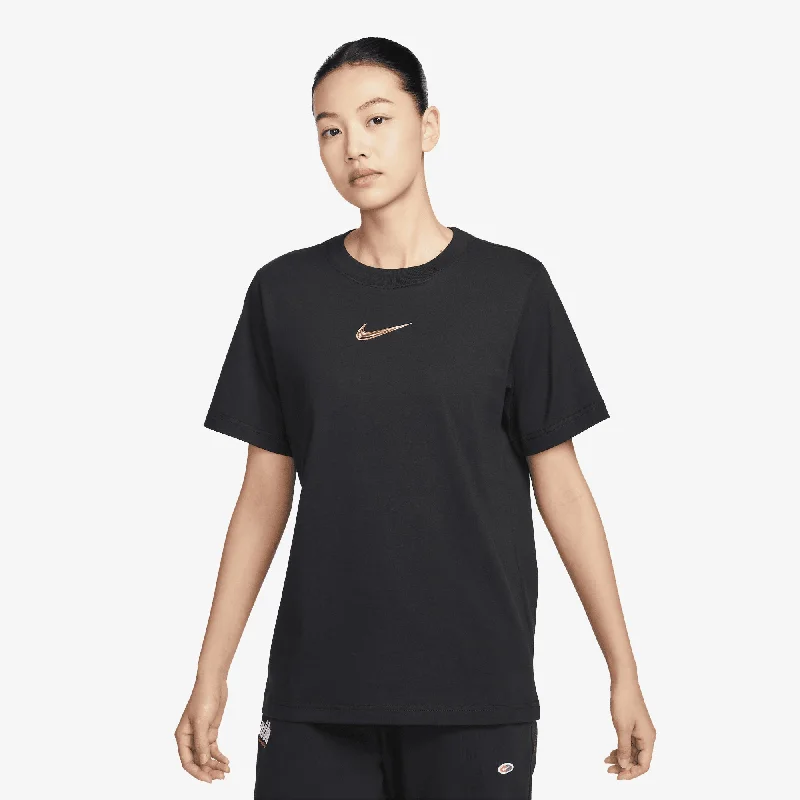  Women's Evening Wear OutfitNIKE | WMN'S LOOSE SHORT-SLEEVE GRAPHIC T-SHIRT { BLACK